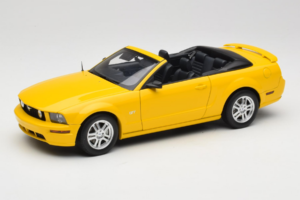 Ford Mustang GT S197 Descapotable Screaming Yellow AUTOart 1:18 73062 Metal