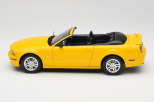 Ford Mustang GT S197 Descapotable Screaming Yellow AUTOart 1:18 73062 Metal - imagen 4 de 8