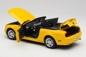 Ford Mustang GT S197 Descapotable Screaming Yellow AUTOart 1:18 73062 Metal - imagen 5 de 8