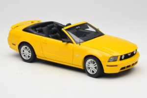 Ford Mustang GT S197 Descapotable Screaming Yellow AUTOart 1:18 73062 Metal - imagen 6 de 8