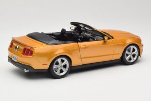 Ford Mustang GT S197 Descapotable Dorado Maisto 1:18 31158 Metal - imagen 2 de 7