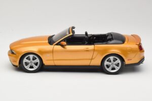 Ford Mustang GT S197 Descapotable Dorado Maisto 1:18 31158 Metal - imagen 3 de 7
