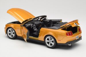 Ford Mustang GT S197 Descapotable Dorado Maisto 1:18 31158 Metal - imagen 4 de 7