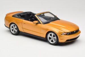 Ford Mustang GT S197 Descapotable Dorado Maisto 1:18 31158 Metal - imagen 5 de 7