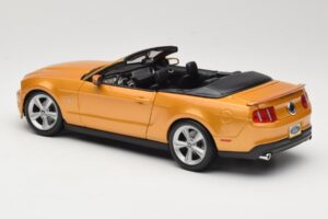 Ford Mustang GT S197 Descapotable Dorado Maisto 1:18 31158 Metal - imagen 6 de 7