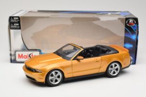 Ford Mustang GT S197 Descapotable Dorado Maisto 1:18 31158 Metal - imagen 7 de 7