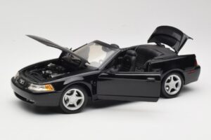 Ford Mustang GT SN95 Descapotable Negro Maisto 1:18 50328 Metal - imagen 2 de 8