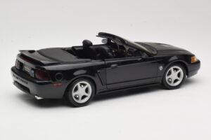 Ford Mustang GT SN95 Descapotable Negro Maisto 1:18 50328 Metal - imagen 3 de 8