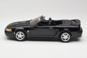 Ford Mustang GT SN95 Descapotable Negro Maisto 1:18 50328 Metal - imagen 4 de 8