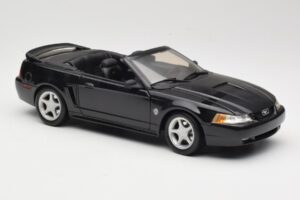 Ford Mustang GT SN95 Descapotable Negro Maisto 1:18 50328 Metal - imagen 6 de 8