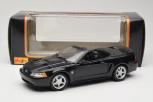 Ford Mustang GT SN95 Descapotable Negro Maisto 1:18 50328 Metal - imagen 8 de 8