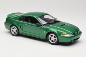 Ford Mustang GT SN95 Verde Maisto 1:18 50326 Metal - imagen 6 de 8