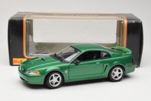 Ford Mustang GT SN95 Verde Maisto 1:18 50326 Metal - imagen 8 de 8