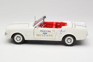 Ford Mustang Pace Car Wimbledon White Solido 1:18 81578 Metal - imagen 4 de 8