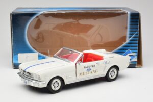 Ford Mustang Pace Car Wimbledon White Solido 1:18 81578 Metal - imagen 8 de 8
