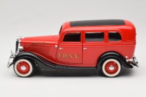 Ford Sedan Rojo Solido 1:18 8066 Metal - imagen 4 de 8