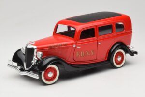 Ford Sedan Rojo Solido 1:18 8066 Metal