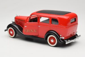 Ford Sedan Rojo Solido 1:18 8066 Metal - imagen 5 de 8