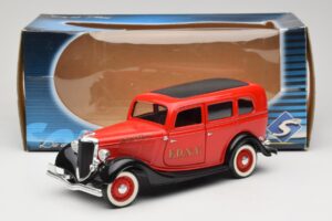 Ford Sedan Rojo Solido 1:18 8066 Metal - imagen 8 de 8