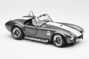 Ford Shelby Cobra 427 S/C Gris Metalizado Con Franjas Blancas Kyosho 1:18 08045GRW Metal - imagen 6 de 8