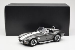Ford Shelby Cobra 427 S/C Gris Metalizado Con Franjas Blancas Kyosho 1:18 08045GRW Metal - imagen 8 de 8