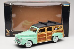 Ford Woody Panel Wagon Verde Menta Road Signature 1:18 20028 Metal - imagen 8 de 8