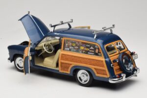 Ford Woody Station Wagon Bayview Blue Surf Shop Motor City 1:18 60002 Metal - imagen 5 de 8