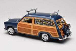 Ford Woody Station Wagon Bayview Blue Surf Shop Motor City 1:18 60002 Metal - imagen 7 de 8