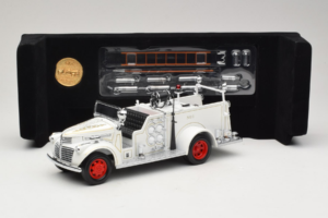 GMC Camión de Bomberos Blanco Road Signature 1:18 20068 Metal - imagen 8 de 9