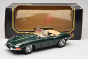 Jaguar E-Type Series 1 Roadster Verde Bburago 1:18 3018-M5 Metal - imagen 8 de 8