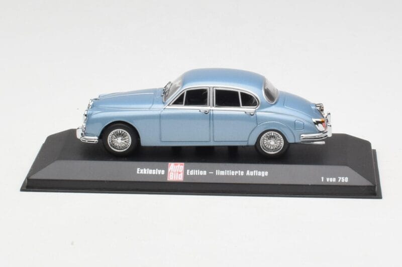 Jaguar Mk II Blue Metallic Minichamps 1:43 433130604 Metal