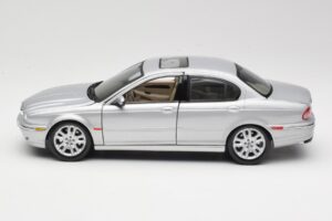 Jaguar X-Type Plata Maisto 1:18 7271328 Metal - imagen 4 de 8