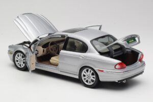 Jaguar X-Type Plata Maisto 1:18 7271328 Metal - imagen 5 de 8