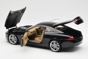 Jaguar XK-R X150 Midnight Negro AUTOart 1:18 73632 Metal - imagen 5 de 8