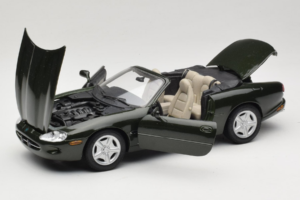 Jaguar XK8 Green Metallic Gris Claro Interior Maisto 1:18 31836 Metal - imagen 2 de 8