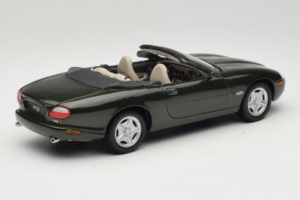 Jaguar XK8 Green Metallic Gris Claro Interior Maisto 1:18 31836 Metal - imagen 3 de 8