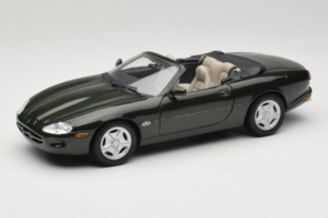 Jaguar XK8 Green Metallic Gris Claro Interior Maisto 1:18 31836 Metal
