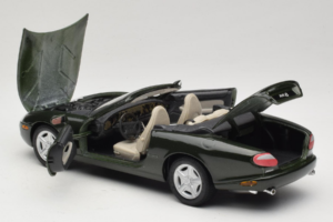 Jaguar XK8 Green Metallic Gris Claro Interior Maisto 1:18 31836 Metal - imagen 5 de 8
