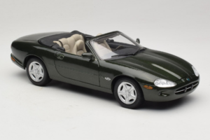 Jaguar XK8 Green Metallic Gris Claro Interior Maisto 1:18 31836 Metal - imagen 6 de 8