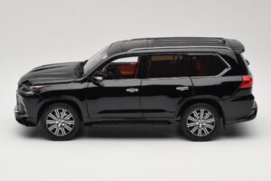 Lexus LX570 J200 Negro LCD 1:18 LCD18010-BL Metal - imagen 4 de 8