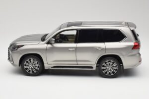 Lexus LX570 Sonic Titanio Kyosho 1:18 08955T Metal - imagen 4 de 8