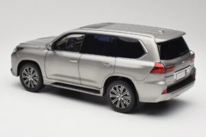 Lexus LX570 Sonic Titanio Kyosho 1:18 08955T Metal - imagen 7 de 8