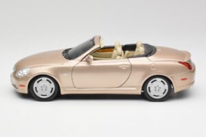 Lexus SC430 Beige Maisto 1:18 31629 Metal - imagen 4 de 8