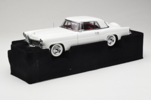 Lincoln Continental Mark II Blanco Road Signature 1:18 20078-P1 Metal
