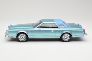 Lincoln Continental Mark V Blue Metallic MCG 1:18 MCG18369 Metal - imagen 3 de 6