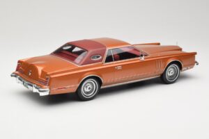 Lincoln Continental Mark V Crystal Apricot Metallic MCG 1:18 MCG18370 Metal - imagen 2 de 6