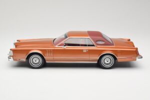 Lincoln Continental Mark V Crystal Apricot Metallic MCG 1:18 MCG18370 Metal - imagen 3 de 6