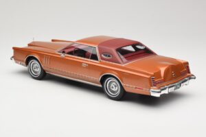 Lincoln Continental Mark V Crystal Apricot Metallic MCG 1:18 MCG18370 Metal - imagen 5 de 6