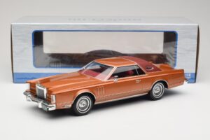 Lincoln Continental Mark V Crystal Apricot Metallic MCG 1:18 MCG18370 Metal - imagen 6 de 6