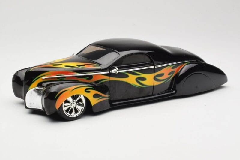 Lincoln Zephyr Scrape Custom Negro con Llamas Hot Wheels 1:18 57319 Metal